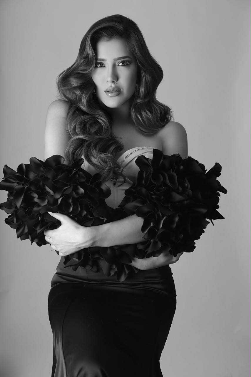 Retrato en blanco y negro de Macarena Valenz con un vestido de flores negras.